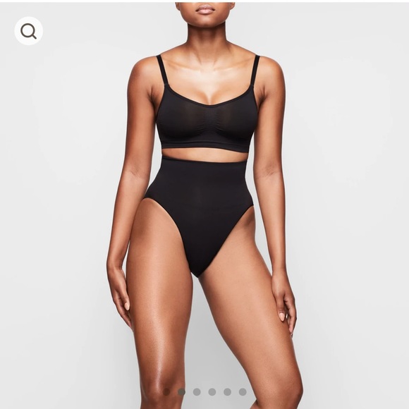 SKIMS CORE CONTROL BRIEF (S/M) - Picture 5 of 5